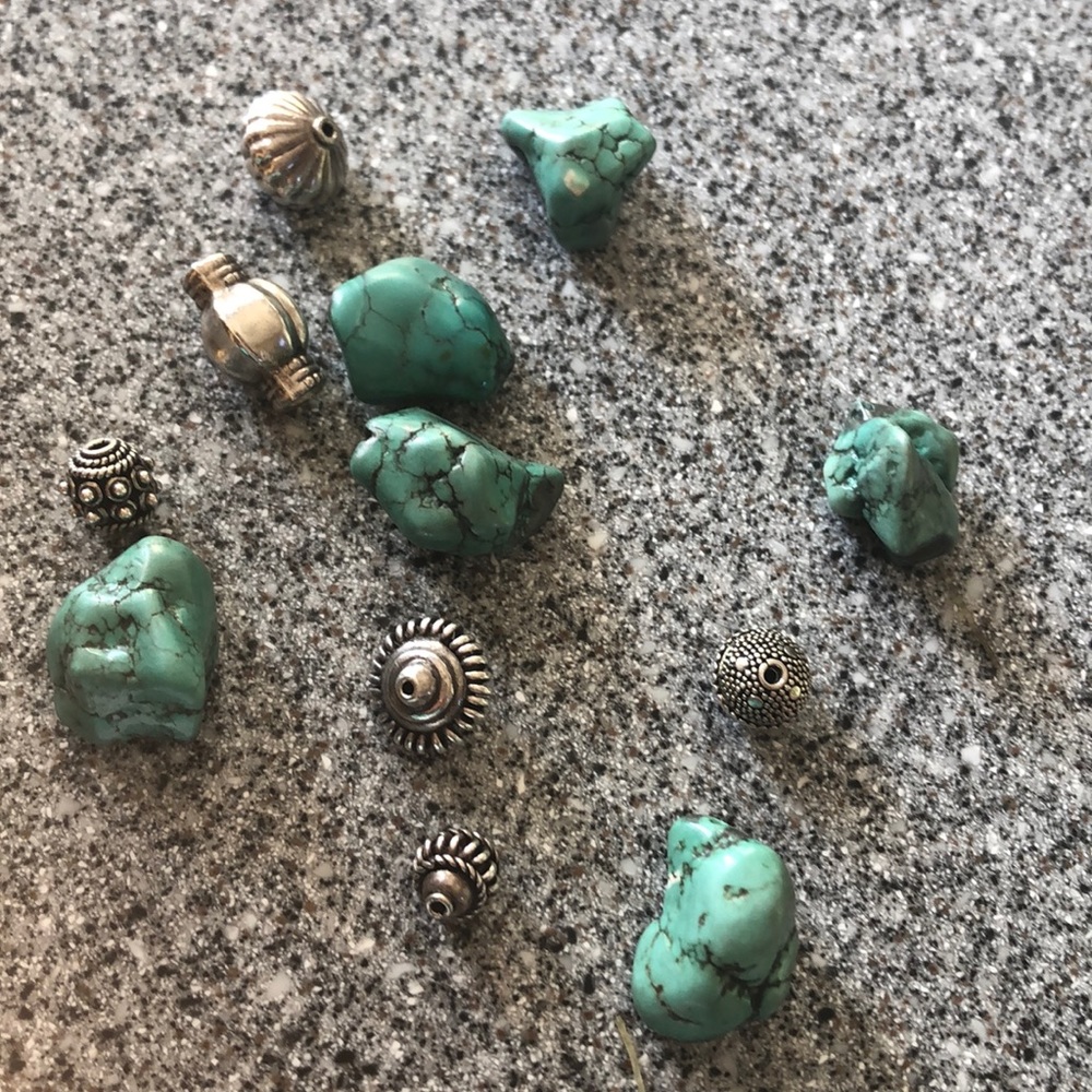 Turquoisestone w/silver spacers ready for bracelet